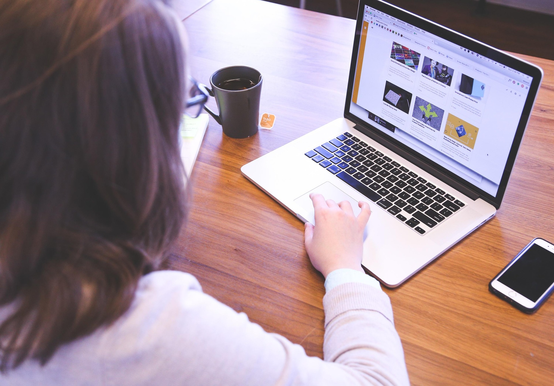 Professionelle WordPress-Wartung: Person arbeitet am Laptop und überlässt Updates und Sicherheitsexperten von Feinform.